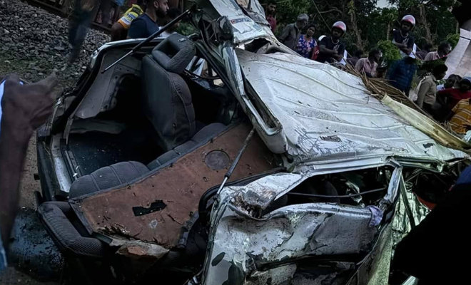 யாழ் இணுவில் பகுதியில் புகையிரதத்துடன் வேன் மோதி விபத்து : குழந்தை உட்பட இருவர் பலி ! ஒருவர் படுகாயம்