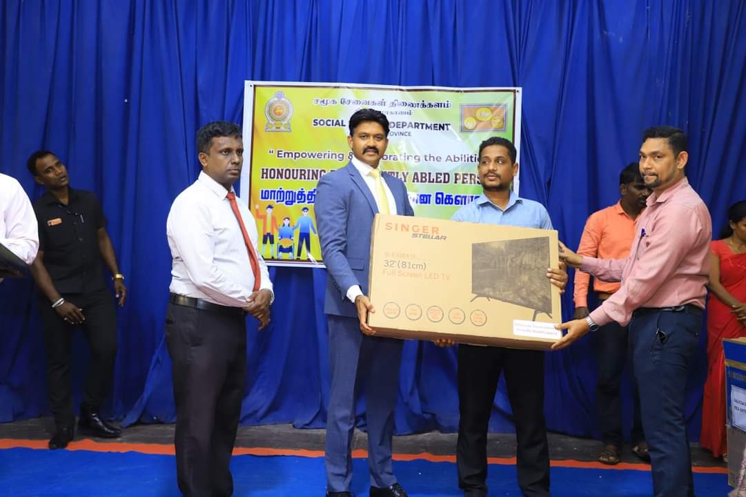 மாற்றுத்திறனாளி வாழ்வாதார மேம்பாட்டுக்கு சுயதொழில் உபகரணங்கள் வழங்கி வைப்பு! கிழக்கு மாகாண ஆளுநர் செந்தில் தொண்டமானால்