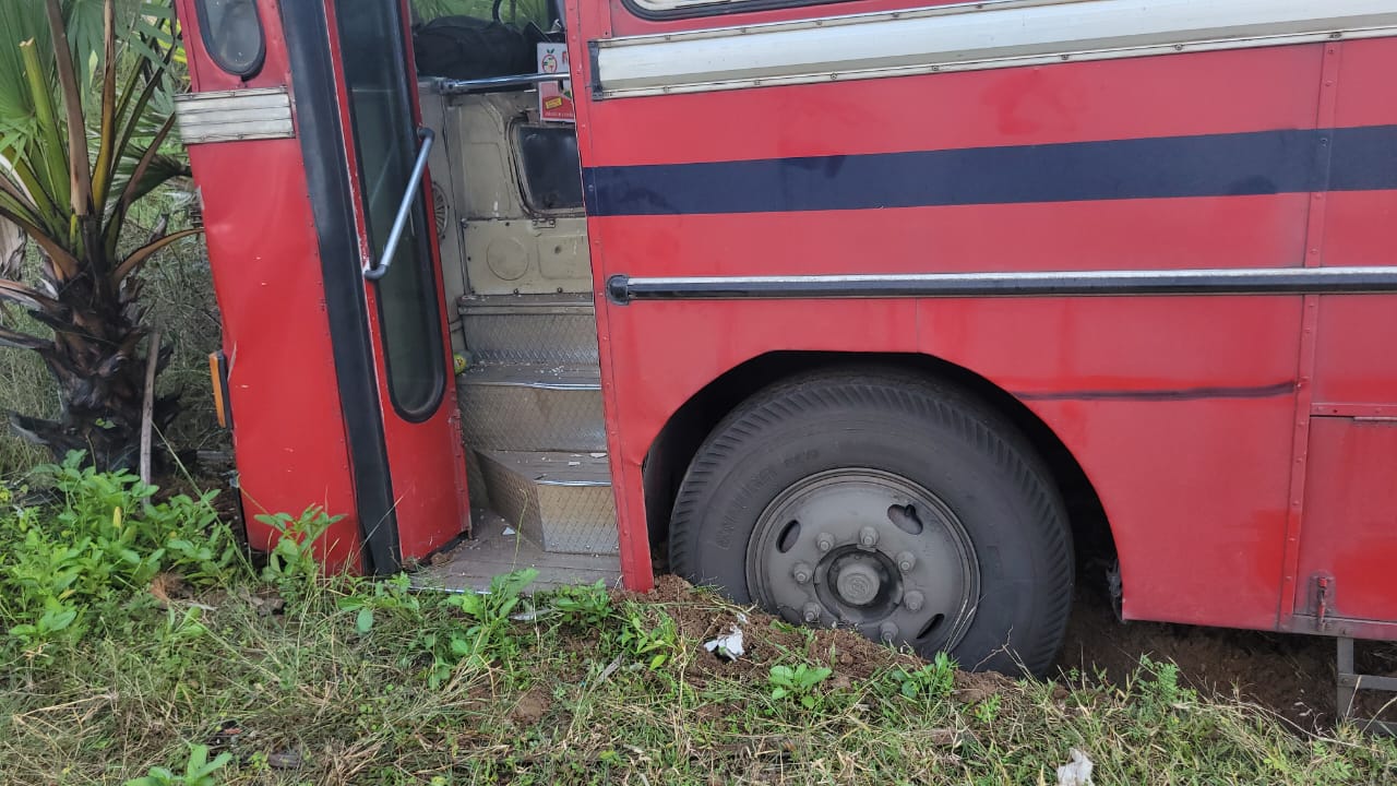 முன்னால் திரும்பிய மோட்டார் சைக்கிளை முட்டி தள்ளி வீதியை விட்டு விலகி காணிக்குள் புகுந்தது அரச பஸ்!