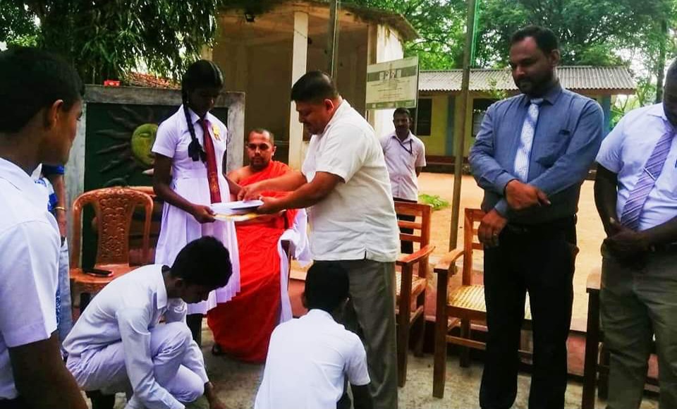 முல்லைத்தீவு மாவட்ட பாடசாலை மாணவர்களுக்கு இலவச பாடப்புத்தகம், சீருடை துணி வழங்கி வைப்பு