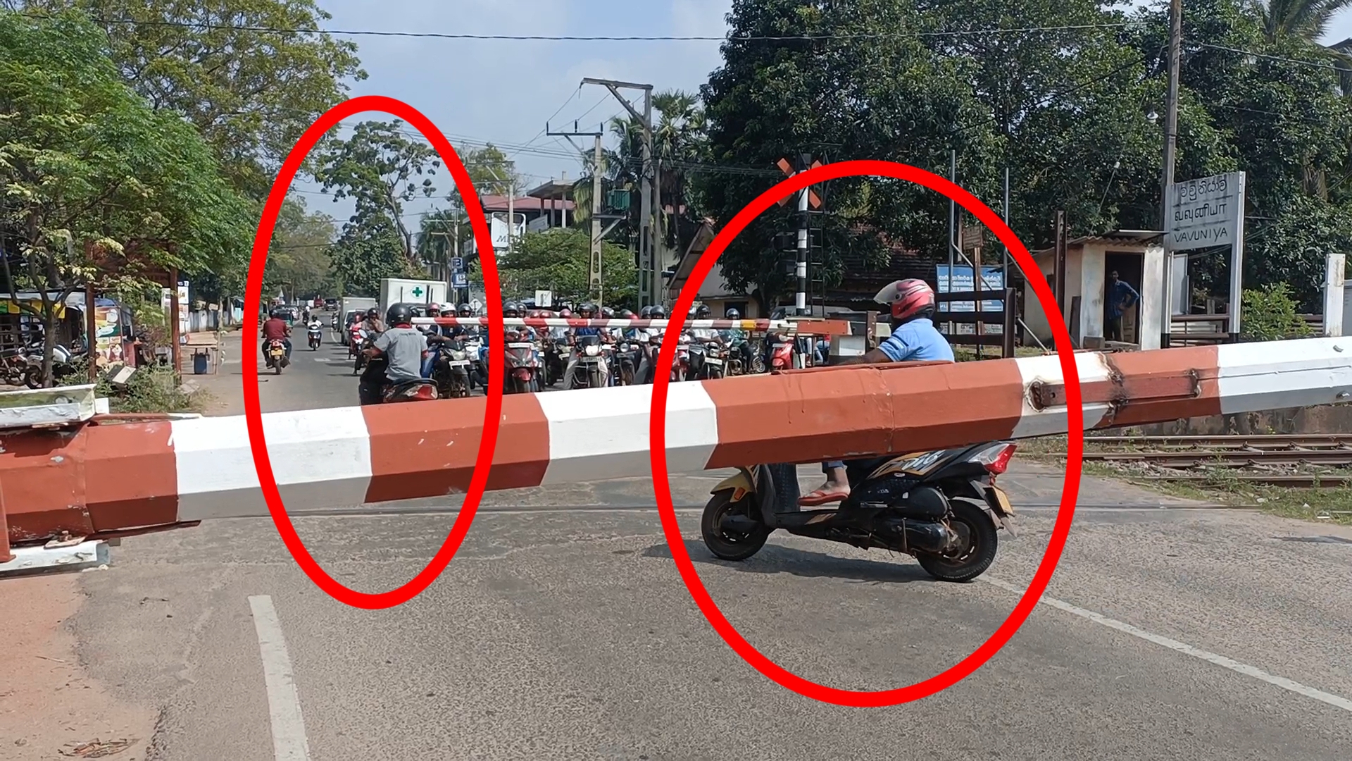 வவுனியாவில் ரயில் பாதுகாப்பு கடவையில் போக்குவரத்து நடைமுறைகள் அசமந்தம்! அதிகரிக்கும் விபத்துக்கள்